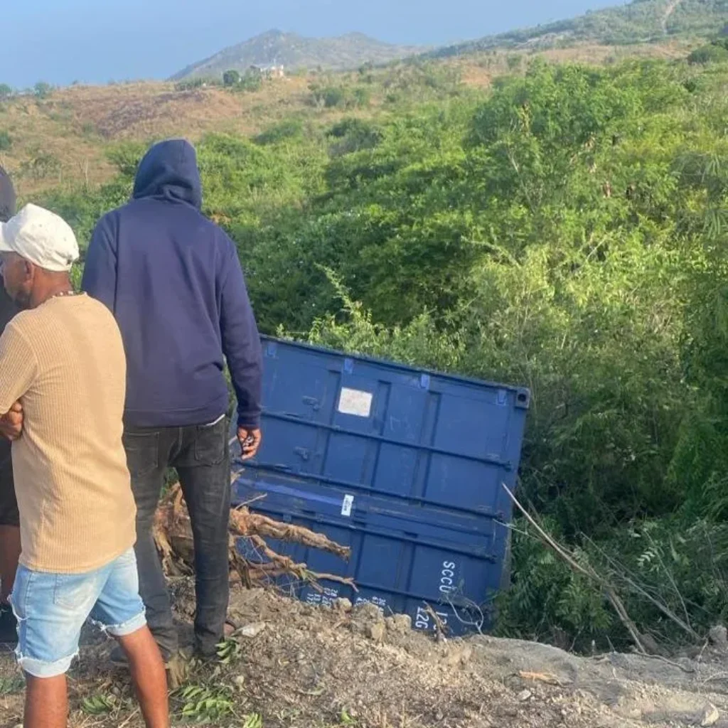 Resultado del vuelco de una patana en Boqueron Azua Foto Rafael Suero convertido de jpeg 1