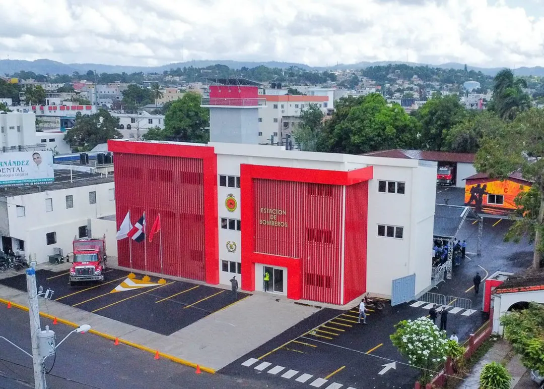 Se inauguró la nueva estación de bomberos en San Francisco de Macorís. Una moderna obra civil equipada para reducir tiempos de respuesta ante emergencias.
