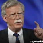 Giro radical en el caso John Bolton. El polémico exasesor de Trump se declaró culpable de retener información clasificada y pagará una multa millonaria.