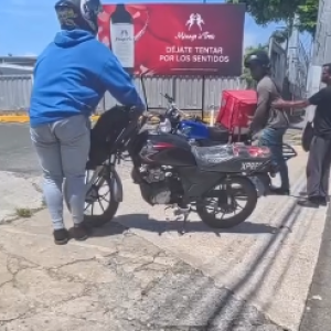 Motorista amenaza con arma blanca a delivery durante discusión en la avenida Kennedy