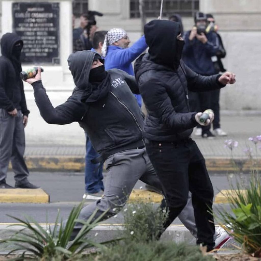 policia chile se enfrenta con estudiantes que protestan contra kast 247de561 focus 0 0 896 504 1