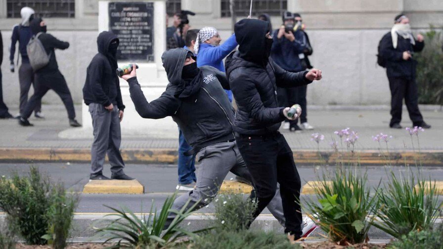 policia-chile-se-enfrenta-con-estudiantes-que-protestan-contra-kast-247de561-focus-0-0-896-504-1.jpg