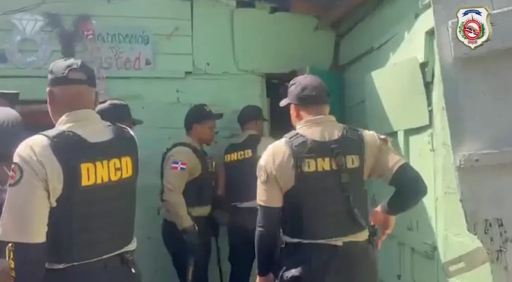 La DNCD ejecutó 11 allanamientos en Puerto Plata, logrando el arresto de 12 personas y la incautación de más de 4,000 gramos de cocaína, marihuana y crack.