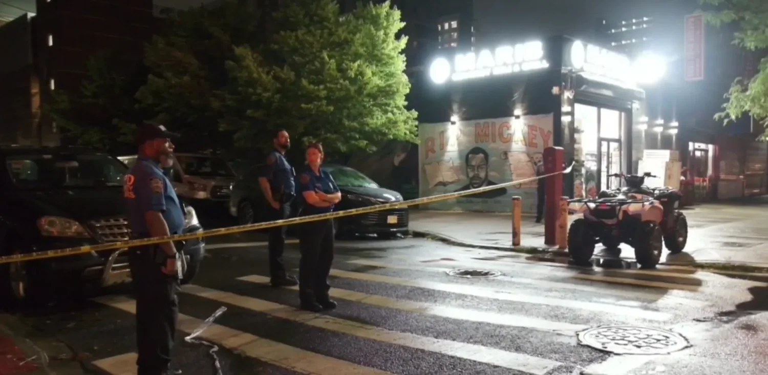 Un sangriento tiroteo en Coney Island durante las festividades del 4 de julio dejó ocho personas heridas, incluidos cuatro niños. La NYPD busca al tirador.