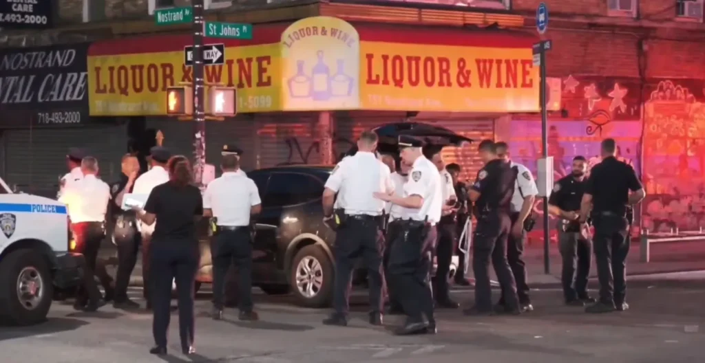 Un oficial de la nypd baleado en Brooklyn sobrevivió de milagro gracias a su chaleco antibalas.