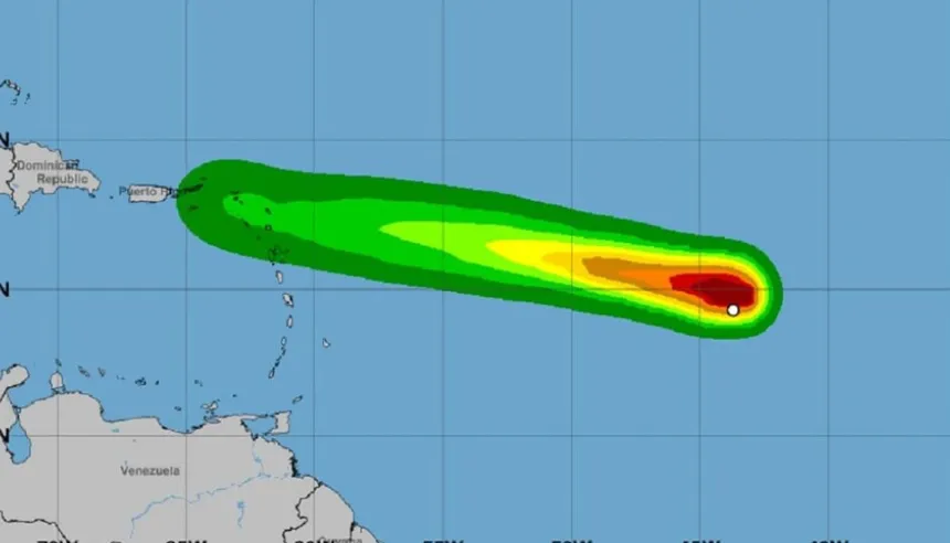 Mapa de trayectoria e imagen satelital de la tormenta tropical Dolly en el océano Atlántico hacia las Antillas
