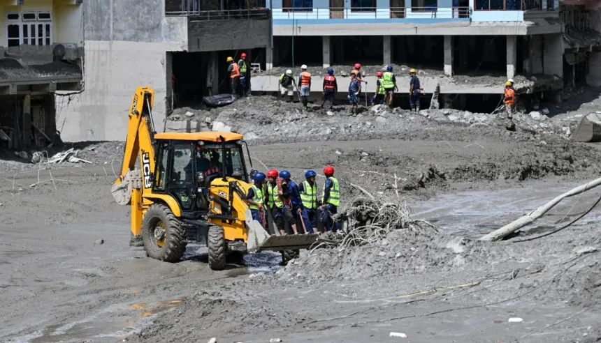 Equipos de rescate y militares trabajando en las labores de socorro tras la riada en Nepal y el Tíbet