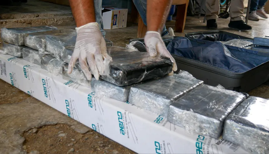 Agentes de la DNCD custodian paquetes de presunta cocaína ocupados en operativo en San Pedro de Macorís