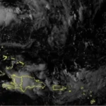 Actividad eléctrica y nubarrones de tormenta afectando el cielo dominicano debido a una vaguada y onda tropical