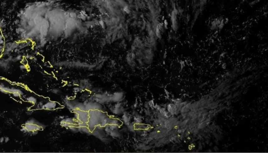 Actividad eléctrica y nubarrones de tormenta afectando el cielo dominicano debido a una vaguada y onda tropical