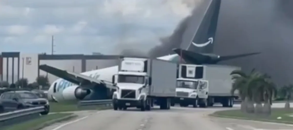 Un avión Boeing 767 de Amazon procedente de Puerto Rico se salió de la pista en el Aeropuerto de Miami y terminó envuelto en llamas.