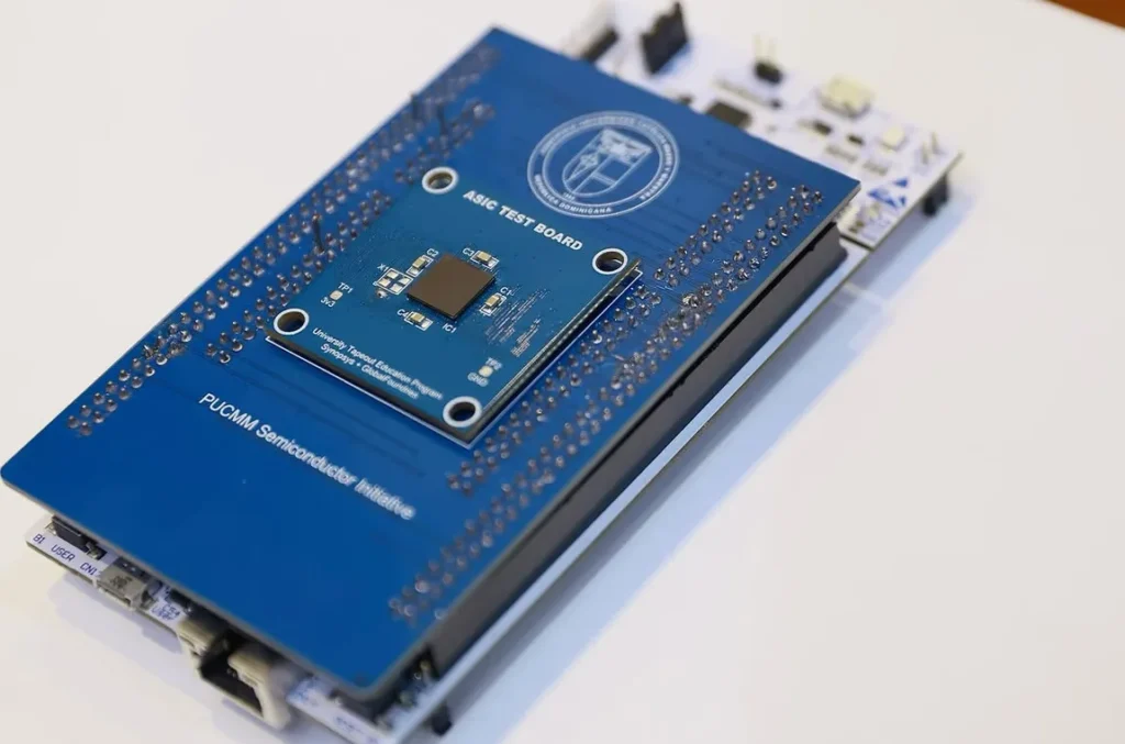 primer microchip dominicano de PUCMM