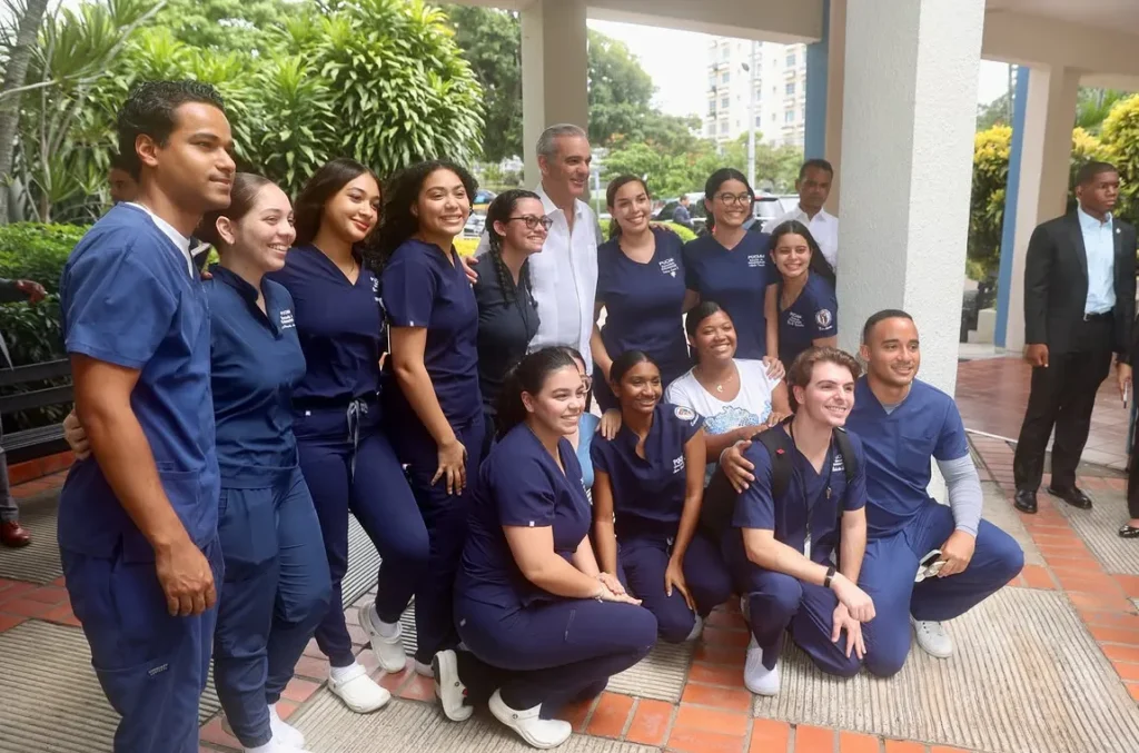 El presidente @LuisAbinader conocio el primer microchip universitario de Republica Dominicana d resultado