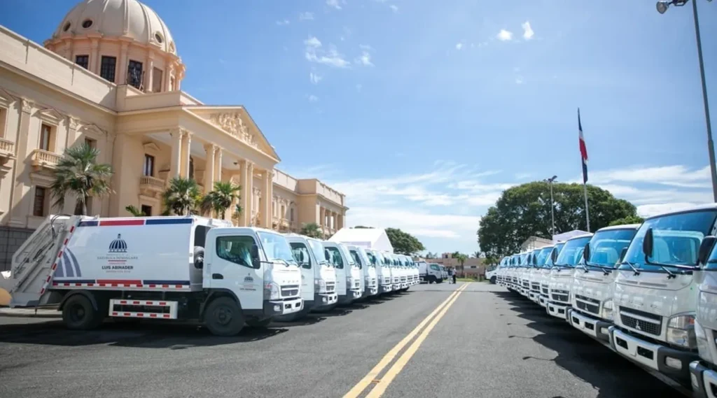 El Gobierno entregó 50 camiones compactadores