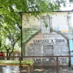 Fachada e instalaciones de la Fundación Restaurando Vida en el sector Las Paredes de Bajos de Haina
