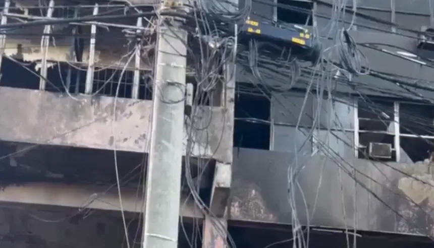 Unidades del Cuerpo de Bomberos del Distrito Nacional atendiendo un siniestro en el Distrito Nacional