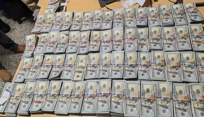 Agentes de Aduanas y CESAC inspeccionando equipaje en el Aeropuerto Internacional de Las Américas