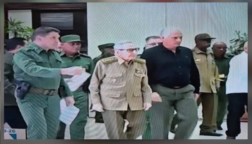 Raúl Castro junto a Miguel Díaz-Canel en acto del Ministerio del Interior de Cuba