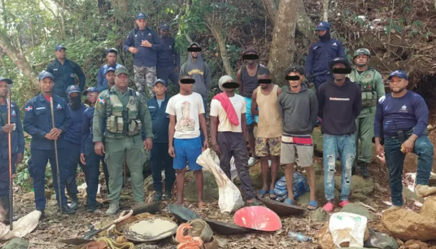 Agentes del Servicio Nacional de Protección Ambiental SENPA en operativo de fiscalización en zona protegida.