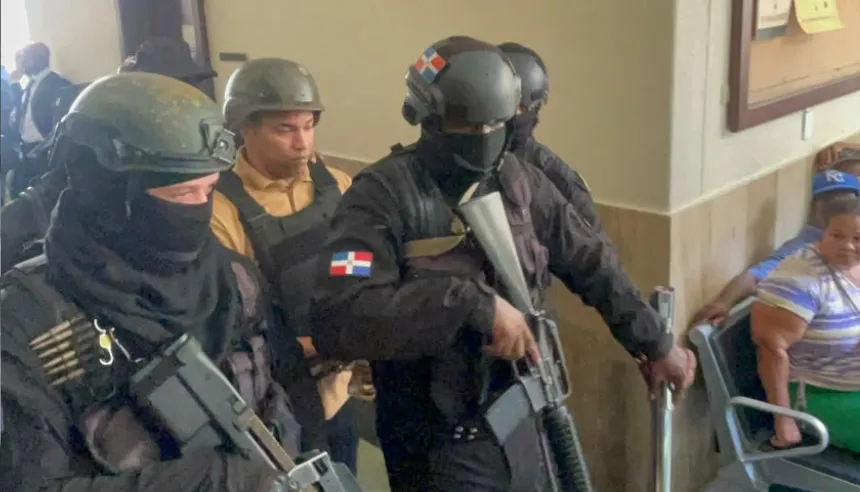 Imputado Ismael Ceballos Perez custodiado bajo alta seguridad en tribunal del Distrito Nacional