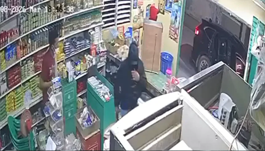 Agentes policiales investigan el lugar donde asaltan colmado en San Pedro de Macorís.