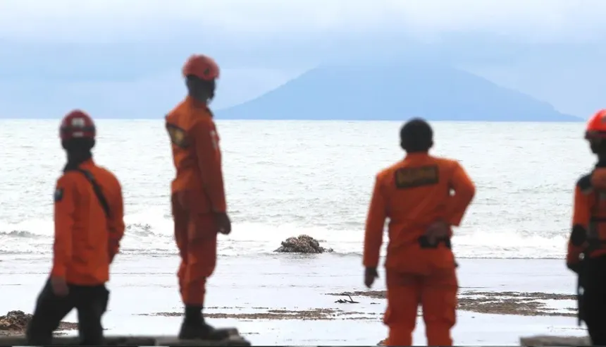 Equipos de rescate trabajan tras el naufragio en Indonesia al sur de Borneo.