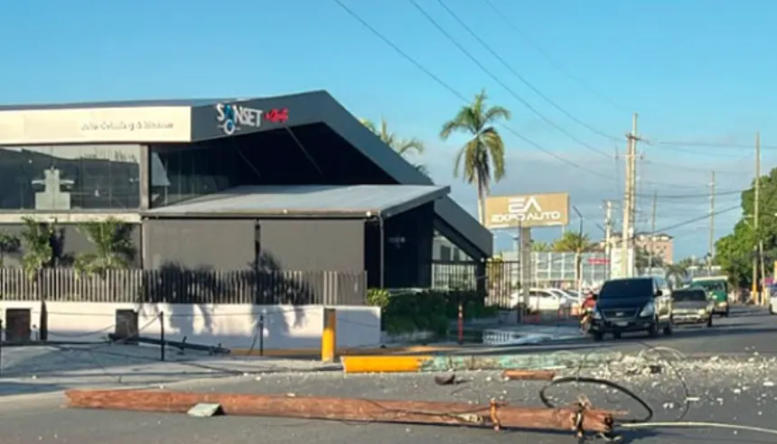 Lugar del incidente donde una patana derriba poste frente a Jumbo en SFM.