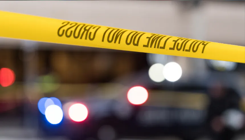 Agentes e investigadores examinan la escena donde hallan cuerpo de mujer en Brooklyn.