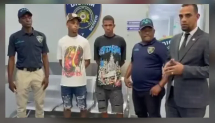 Se entregan dos hombres buscados en Barahona ante la Policía Nacional.
