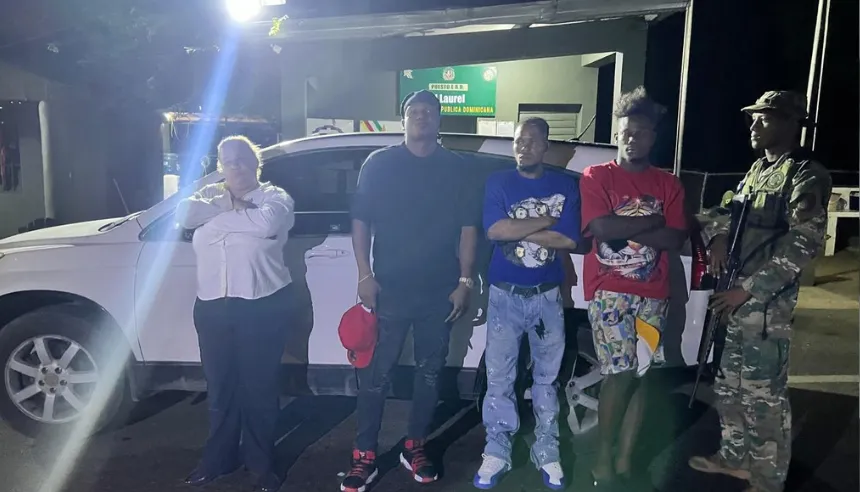Detienen abogada con haitianos en Valverde durante operativo en puesto de chequeo.