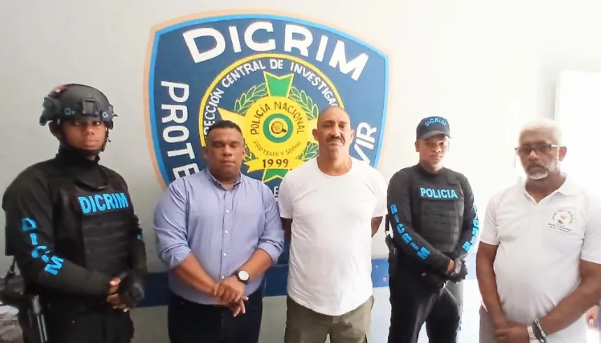Emilio Evangelista Reyes Arbona alias Papito al momento de entregarse en Barahona.
