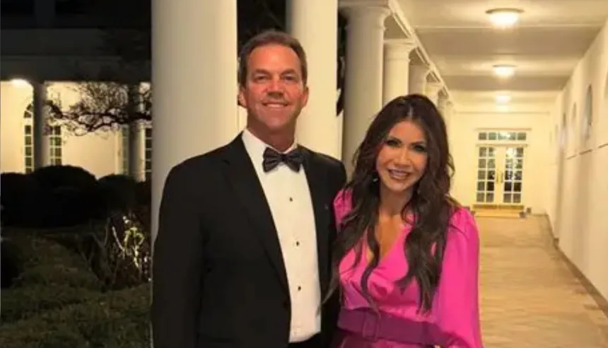 Kristi Noem y Bryon Noem en una actividad pública antes de la solicitud de divorcio.
