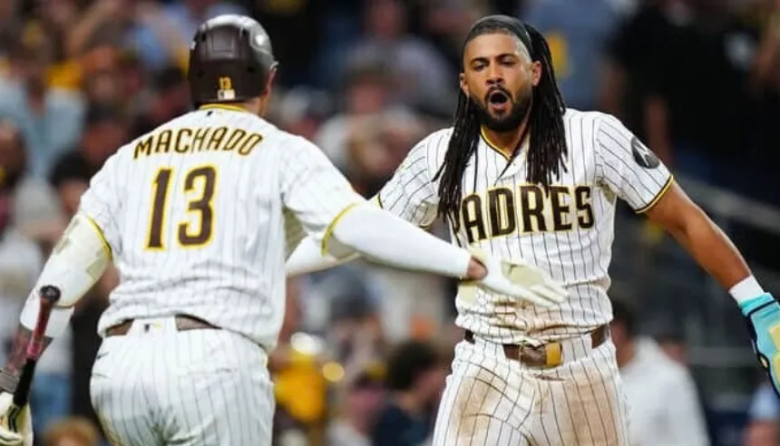 Fernando Tatis Jr. y Manny Machado celebran batazo en el Petco Park.