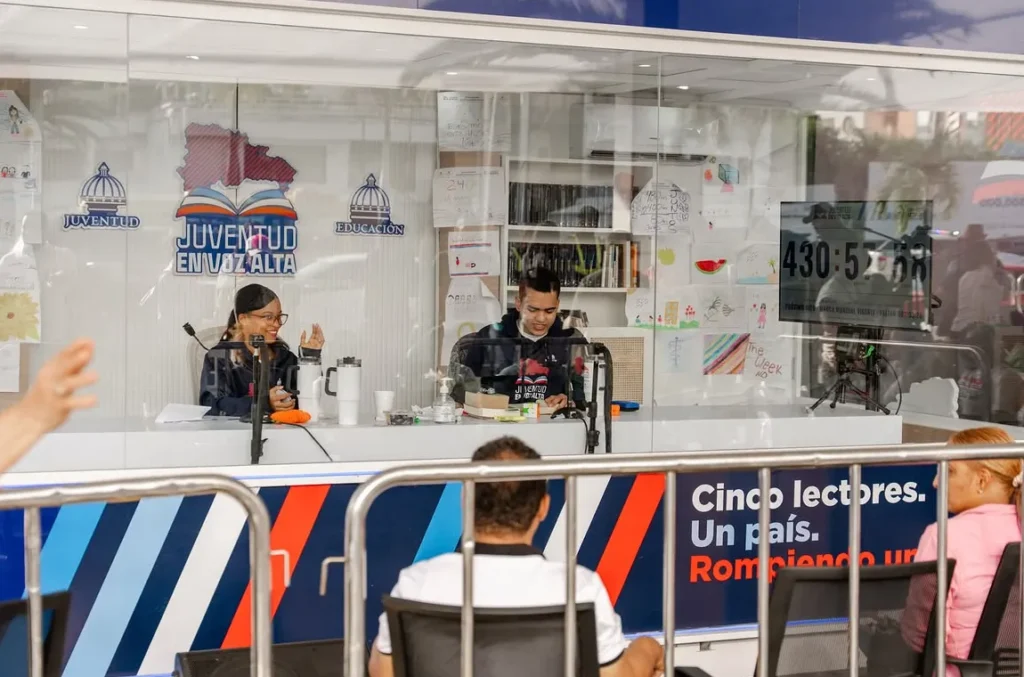 Jóvenes dominicanos logran Récord Guinness de lectura en RD. 2026