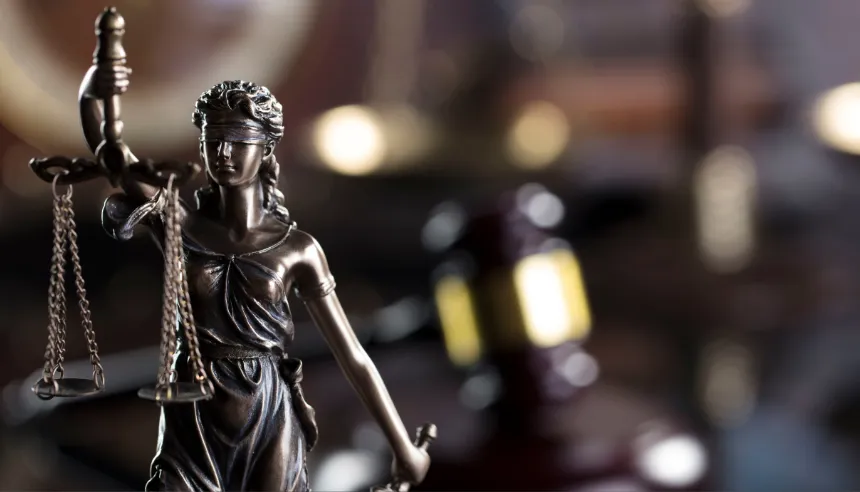 Traslado de imputado por feminicidio bajo custodia policial en el Palacio de Justicia del Distrito Nacional.