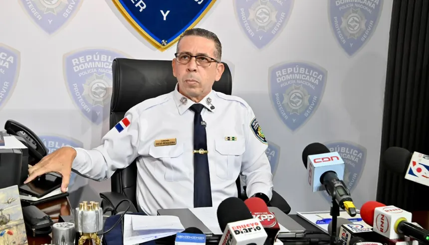 Patrulla de la Policía Nacional e investigadores de la Dicrim en Santo Domingo Este.