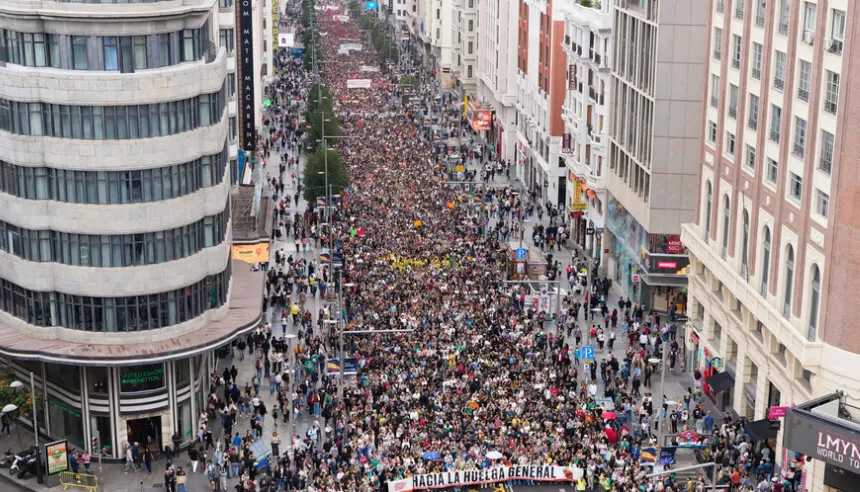 Manifestación masiva en las calles de España exigiendo alquileres accesibles y salarios dignos.