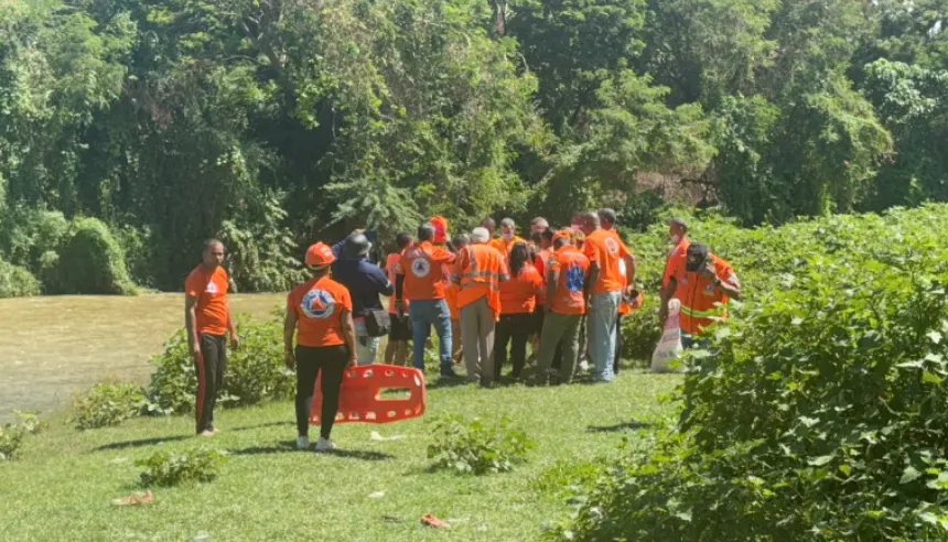 Brigadistas de la Defensa Civil y drones durante el operativo de búsqueda en el río Yaque del Norte.