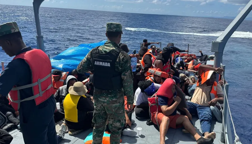Integrantes de la Armada de República Dominicana durante el traslado de los intervenidos en el muelle de Samaná.