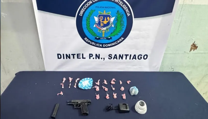 Evidencias, armas de fuego e insumos incautados durante los operativos de la Policía Nacional y el Ministerio Público en Santiago.