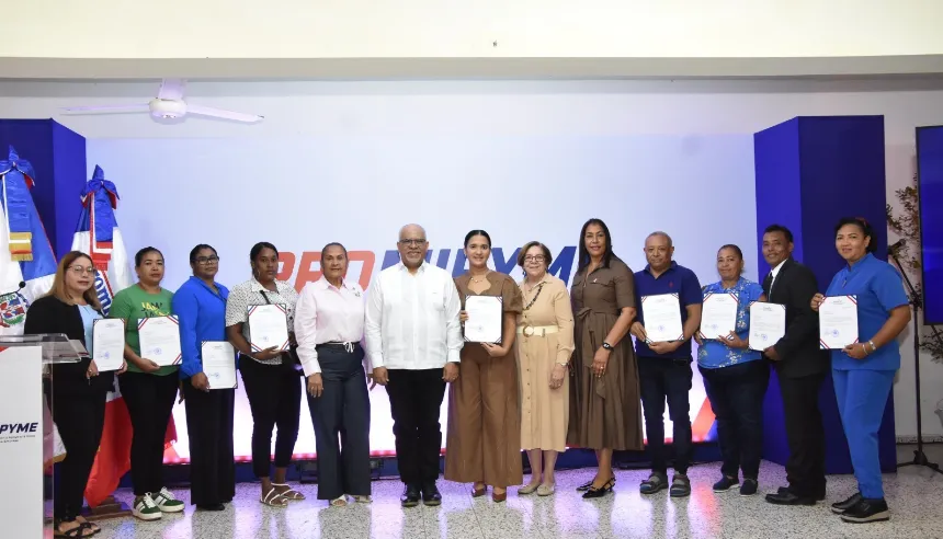 Entrega de desembolsos crediticios de Promipyme a microempresarios en San Francisco de Macorís.