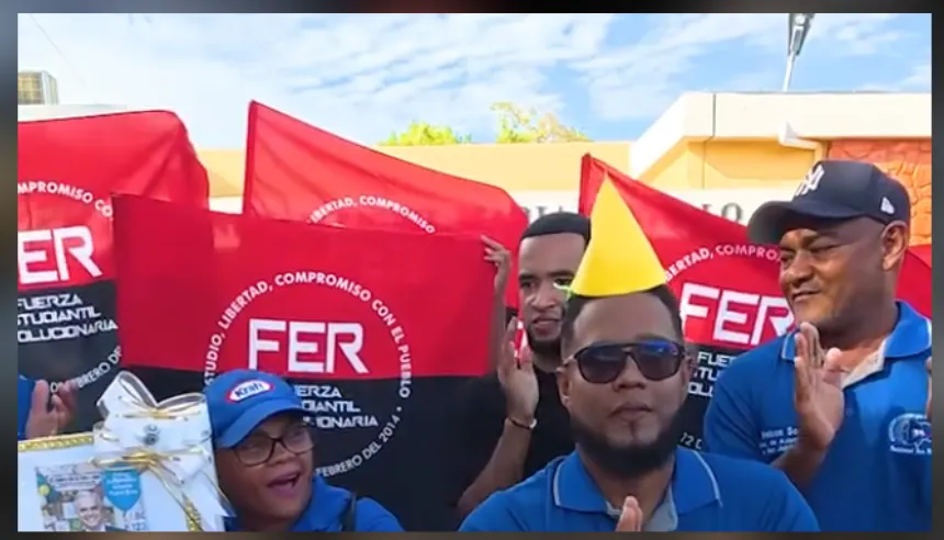 Docentes y estudiantes realizando protesta simbólica frente al Politécnico Manuel María Castillo en San Francisco de Macorís.