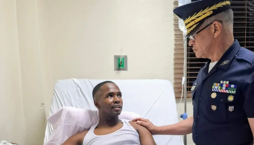 El director de la Policía Nacional visitando al raso Erasmin Moreta en el centro de salud institucional.