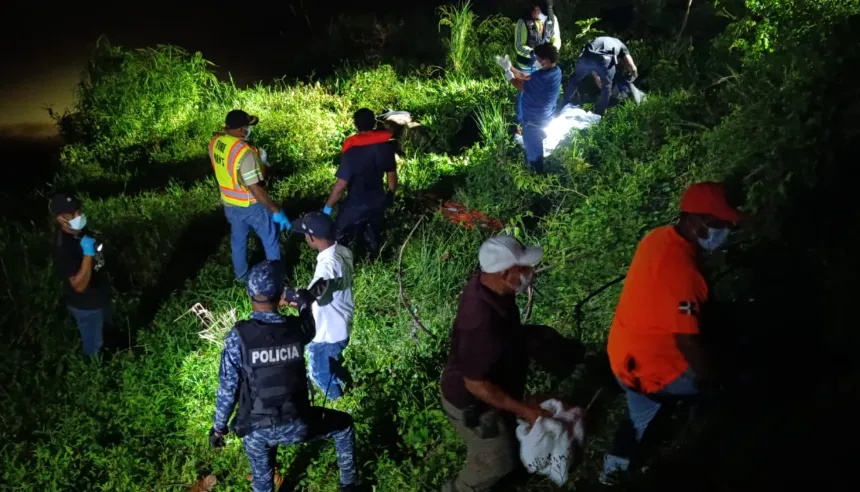 Personal de la Defensa Civil y autoridades durante la recuperación del cuerpo en el río Yabón.