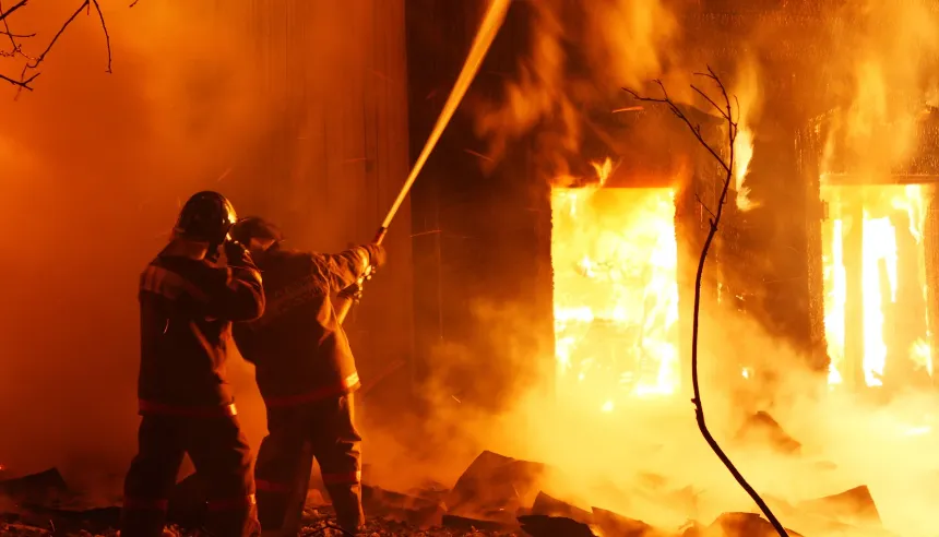 Unidades del Cuerpo de Bomberos de San Cristóbal sofocando el incendio en la fábrica de aceite.