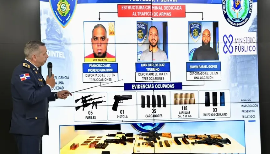 Armas de alto calibre y fusiles incautados por la Policía Nacional durante operativos del DINTEL.