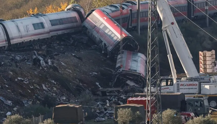 Trabajos de rescate con grúas de gran tonelaje en el lugar del accidente ferroviario en Urda, Toledo.