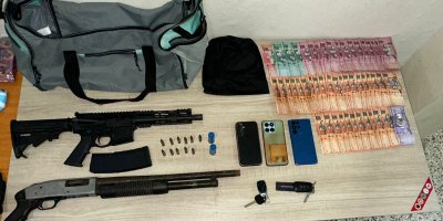Armas de fuego dinero y otros objetos ocupados a presuntos asaltates en La Vega Foto Policia Nacional