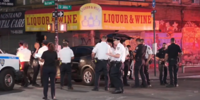 Un oficial de la nypd baleado en Brooklyn sobrevivió de milagro gracias a su chaleco antibalas.