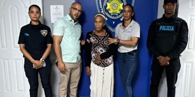 Maria Margarita Gutierrez de 62 anos junto a agentes policiales